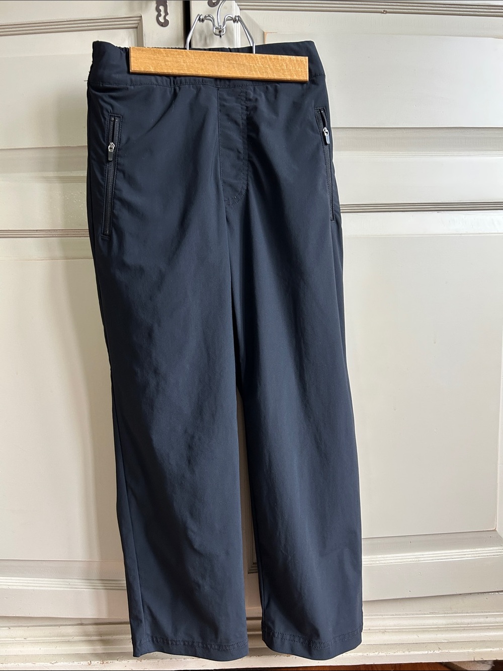 Tommy Bahama black Straight-Leg Active pants. Cropped. XS